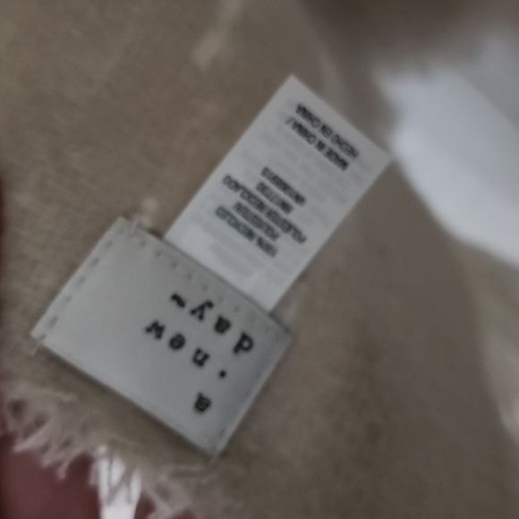 A New Day Blanket scarf - Picture 3 of 6